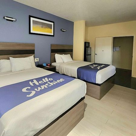 Days Inn By Wyndham Freeport Bagian luar foto