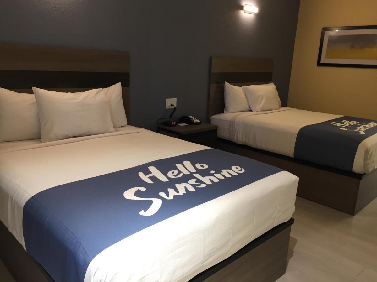 Days Inn By Wyndham Freeport Bagian luar foto