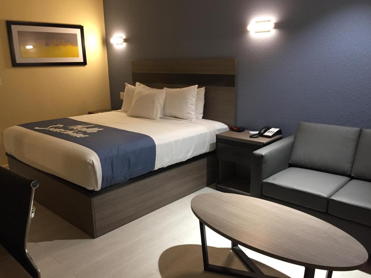 Days Inn By Wyndham Freeport Bagian luar foto