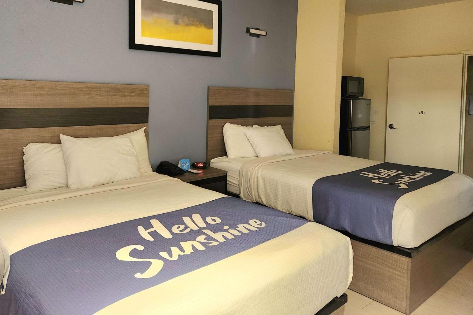 Days Inn By Wyndham Freeport Bagian luar foto