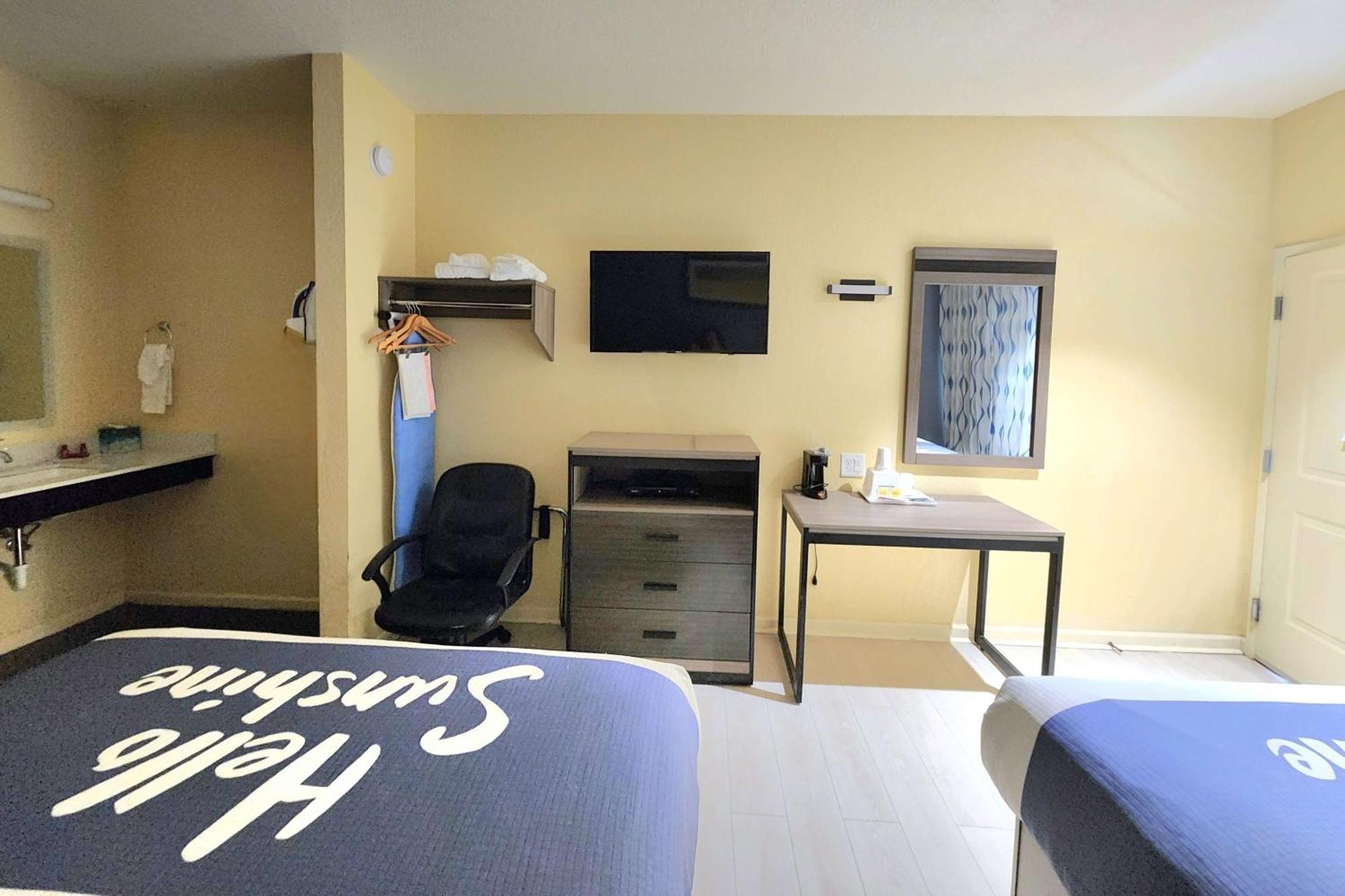 Days Inn By Wyndham Freeport Bagian luar foto