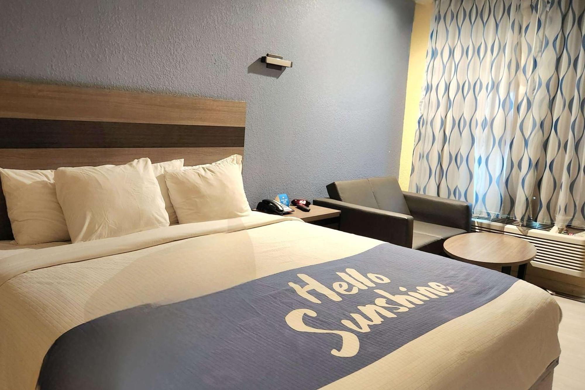 Days Inn By Wyndham Freeport Bagian luar foto
