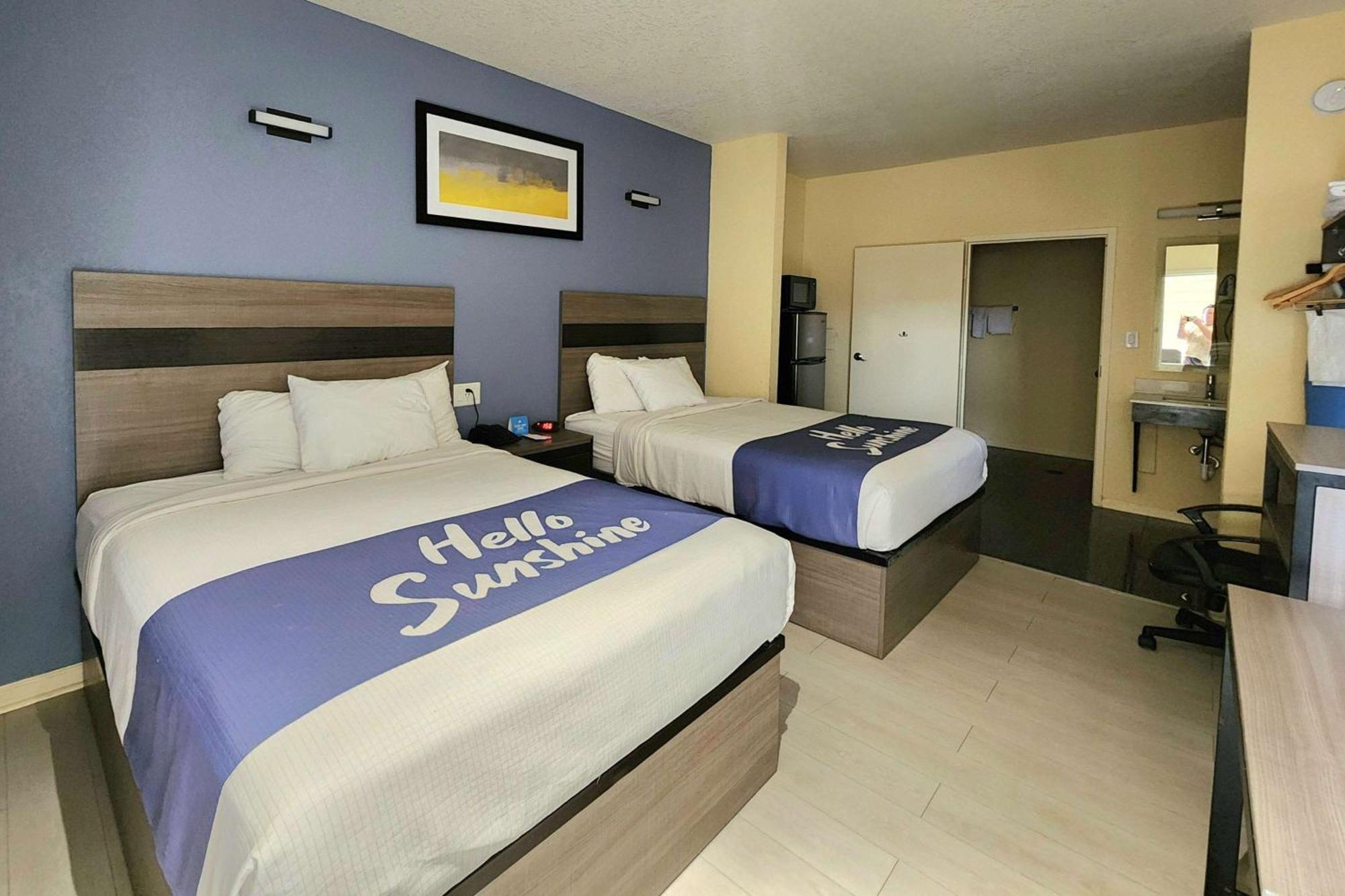 Days Inn By Wyndham Freeport Bagian luar foto