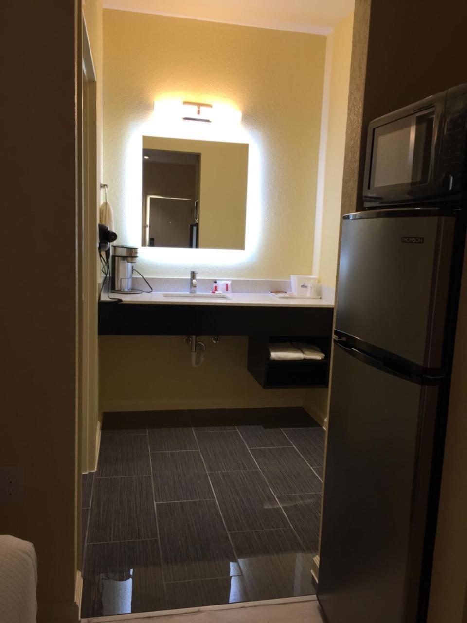 Days Inn By Wyndham Freeport Bagian luar foto