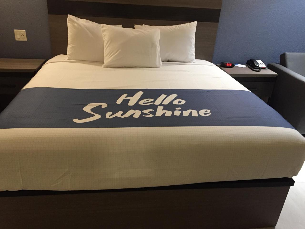 Days Inn By Wyndham Freeport Bagian luar foto