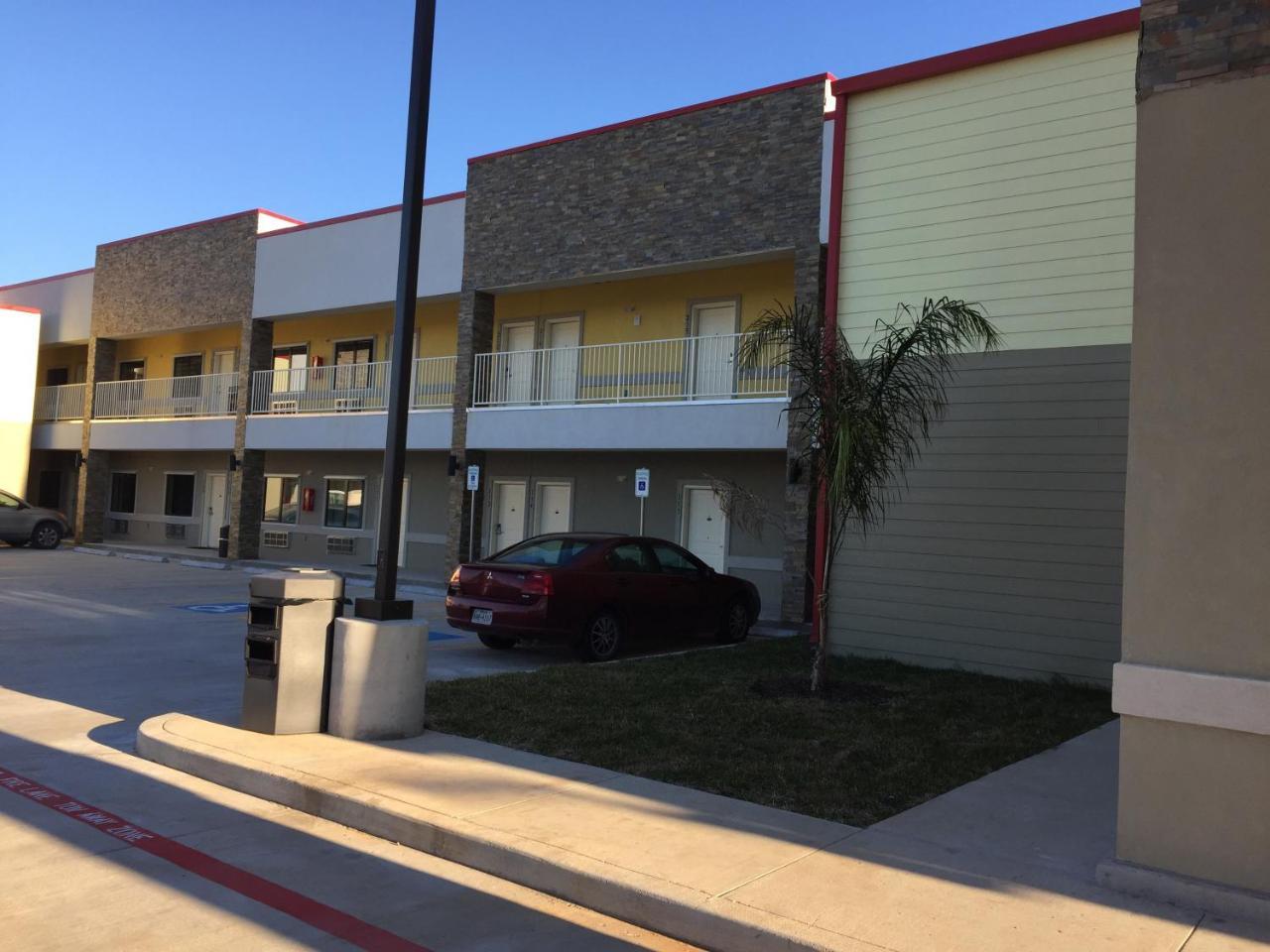 Days Inn By Wyndham Freeport Bagian luar foto