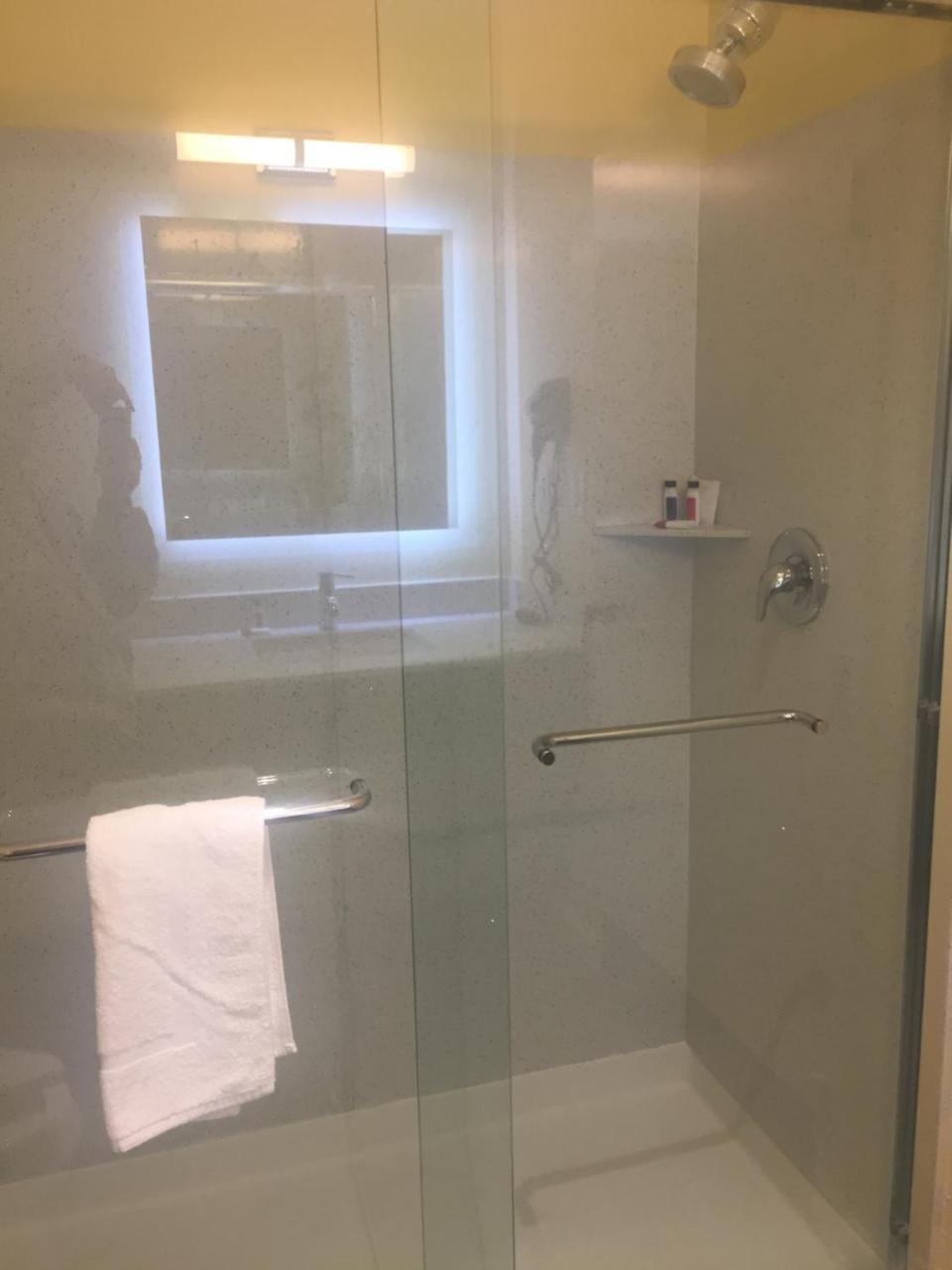 Days Inn By Wyndham Freeport Bagian luar foto