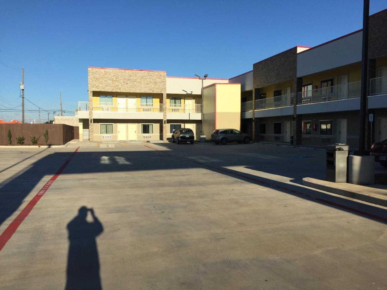 Days Inn By Wyndham Freeport Bagian luar foto