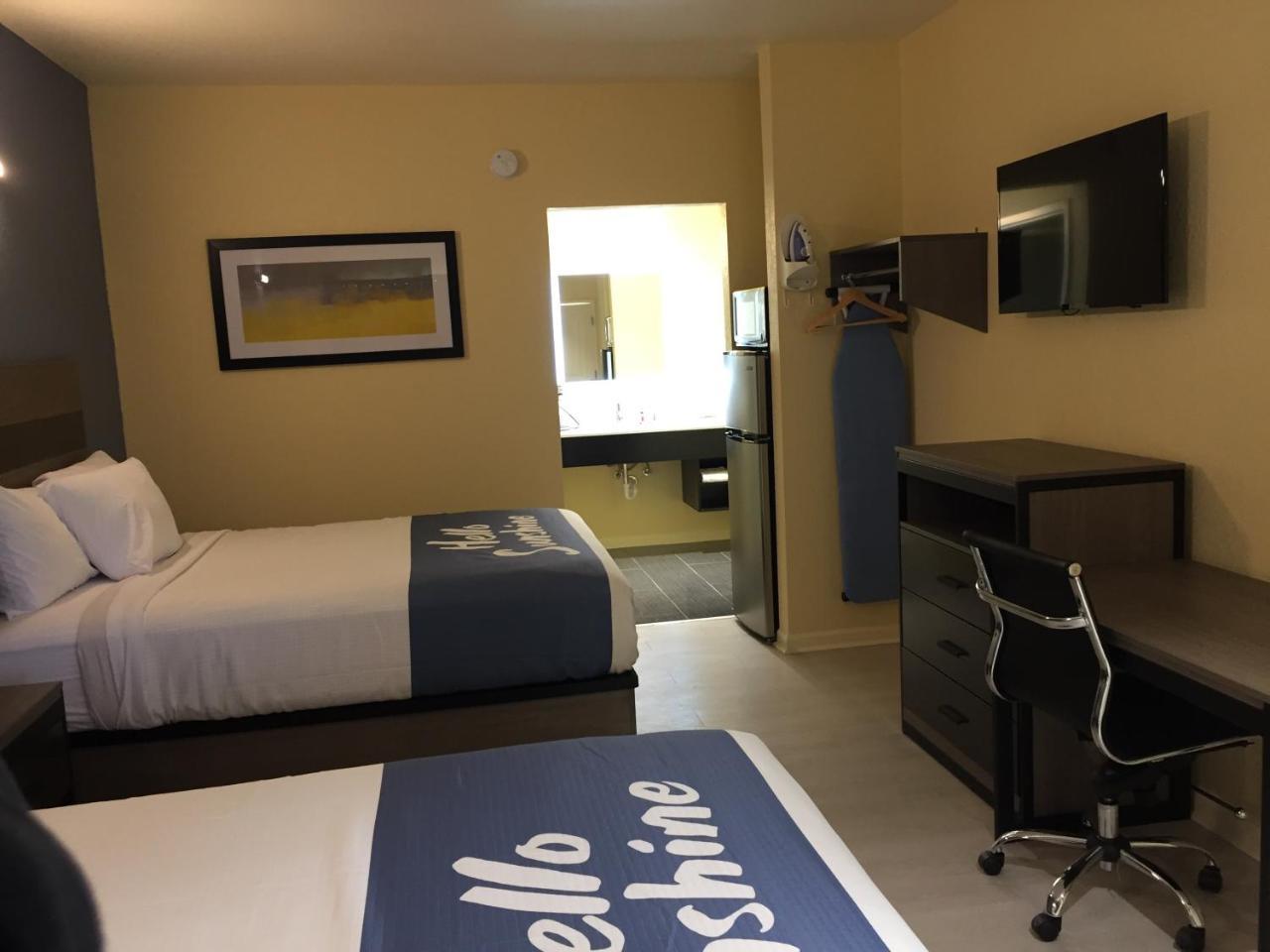 Days Inn By Wyndham Freeport Bagian luar foto