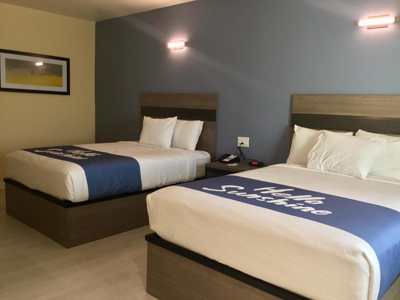 Days Inn By Wyndham Freeport Bagian luar foto