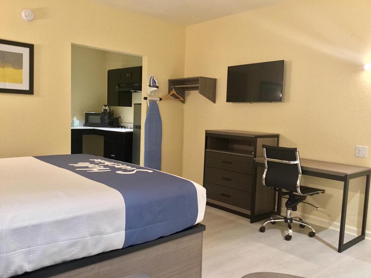 Days Inn By Wyndham Freeport Bagian luar foto