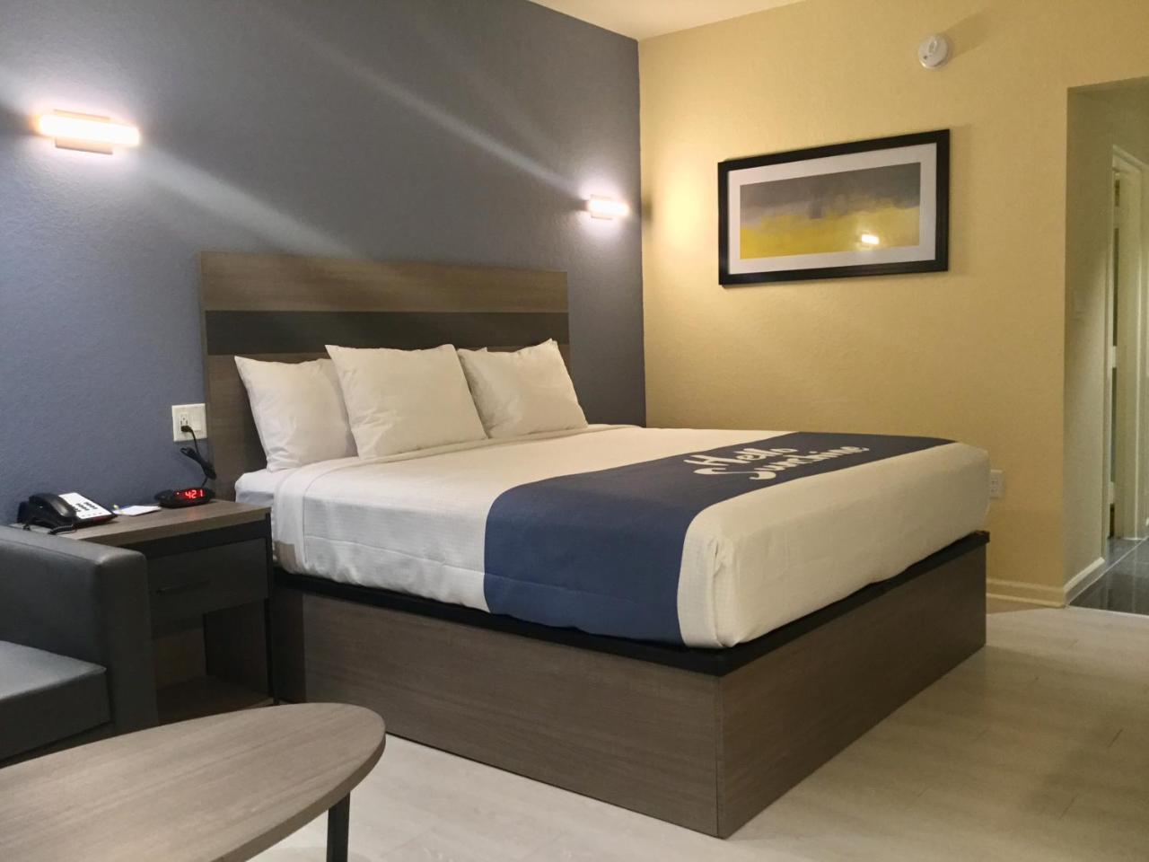 Days Inn By Wyndham Freeport Bagian luar foto