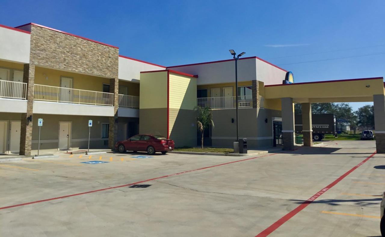 Days Inn By Wyndham Freeport Bagian luar foto