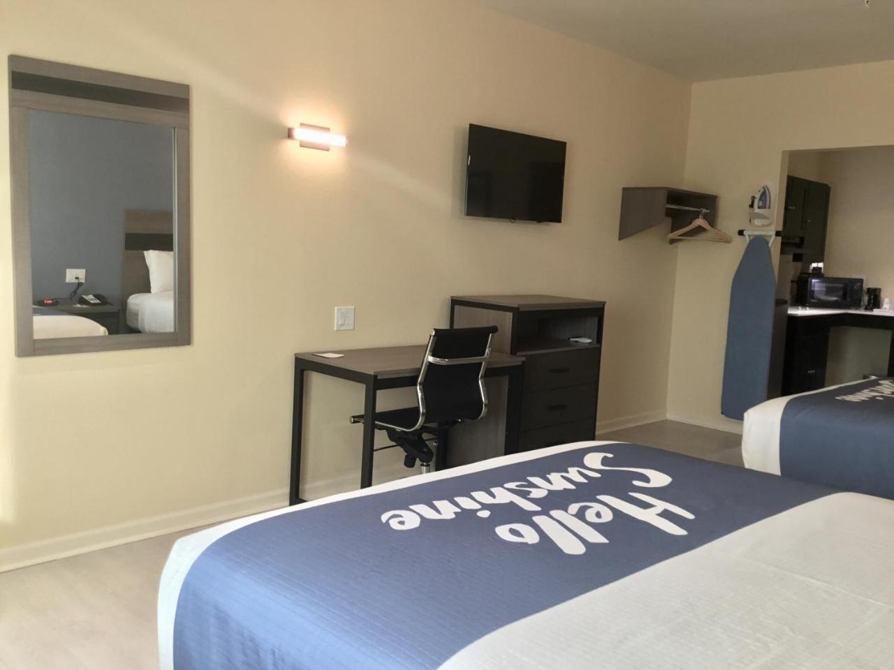 Days Inn By Wyndham Freeport Bagian luar foto