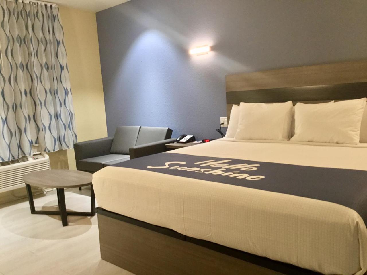 Days Inn By Wyndham Freeport Bagian luar foto
