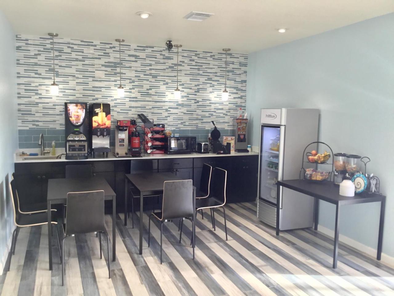 Days Inn By Wyndham Freeport Bagian luar foto