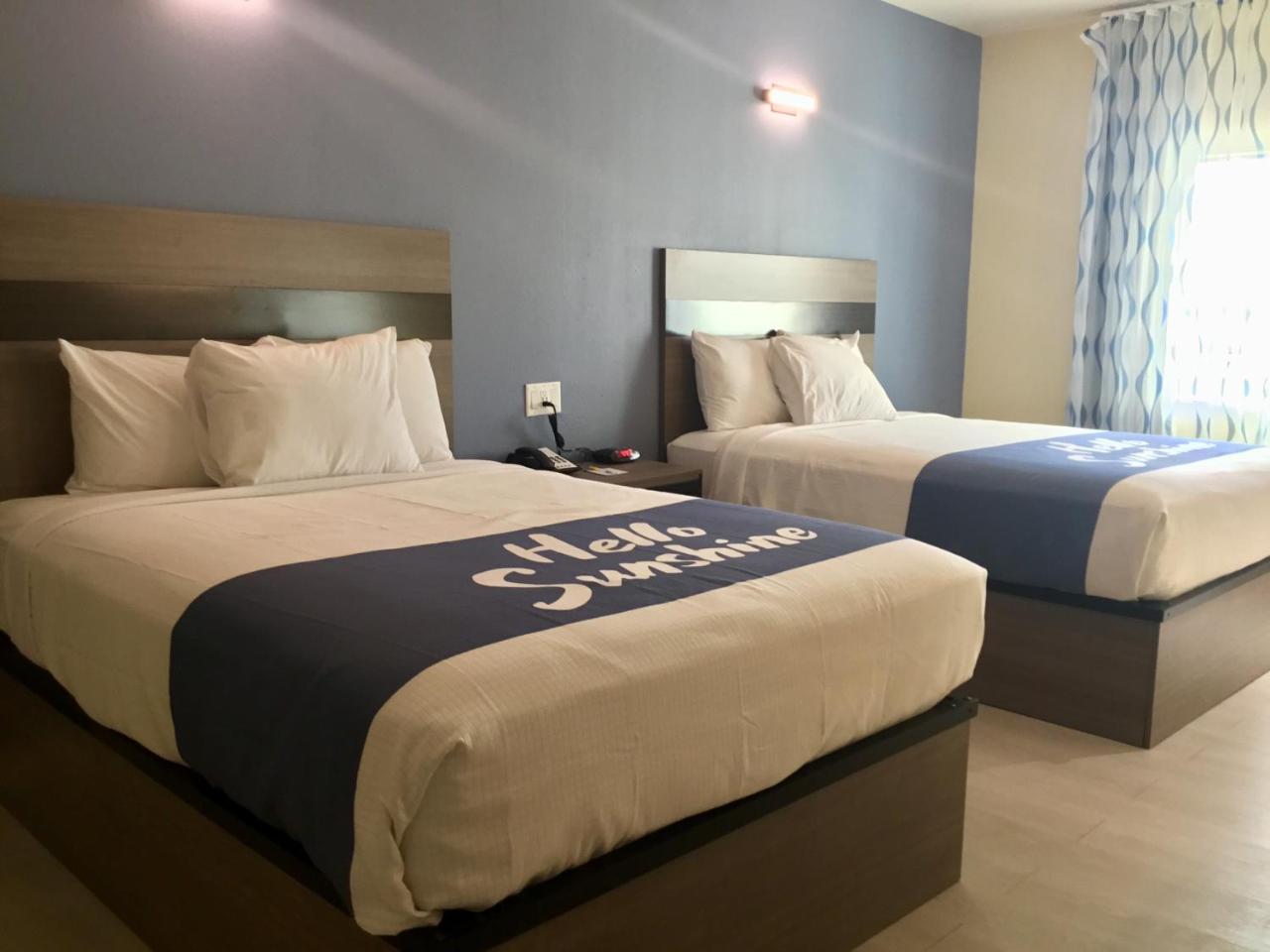 Days Inn By Wyndham Freeport Bagian luar foto