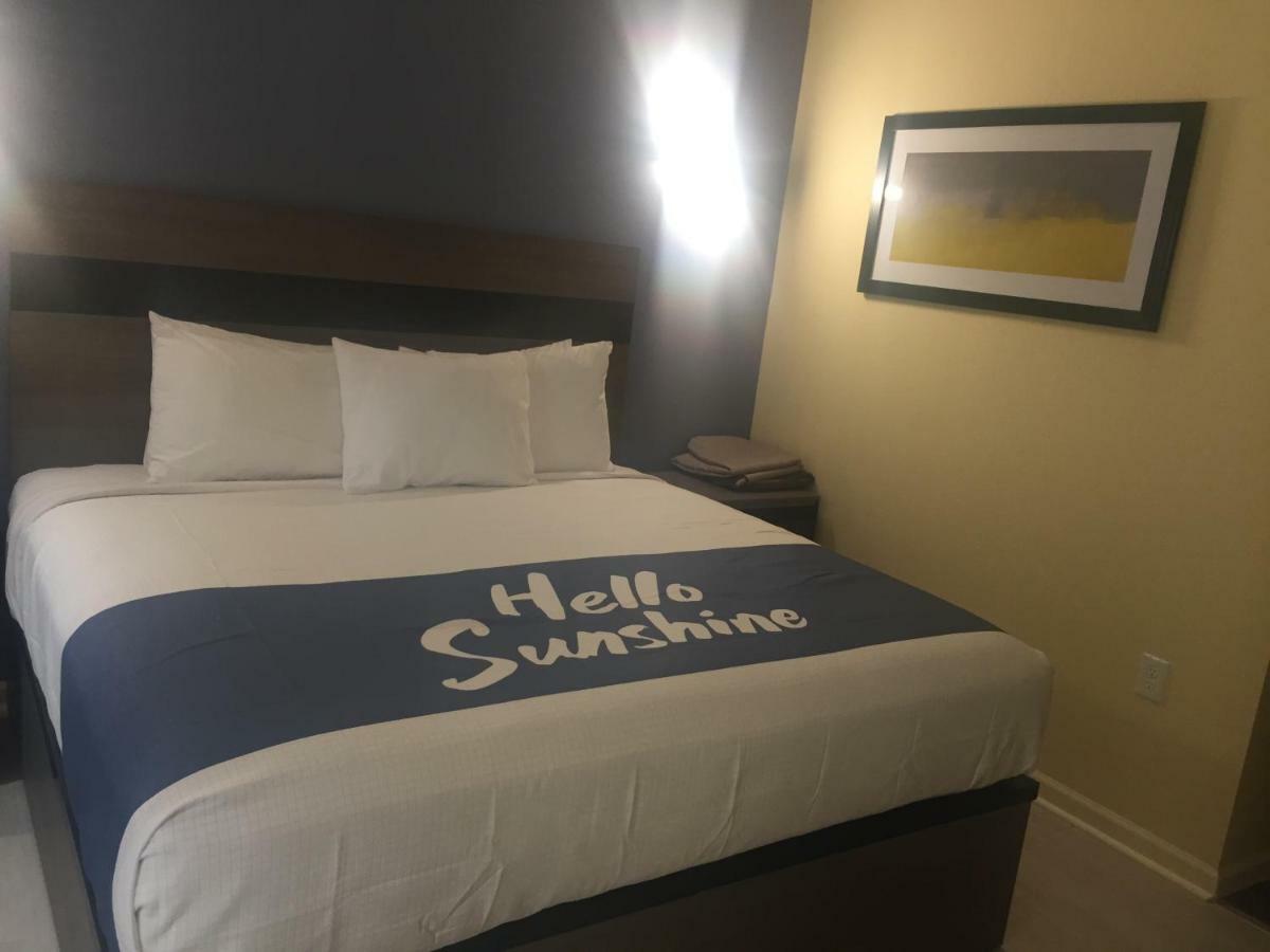 Days Inn By Wyndham Freeport Bagian luar foto